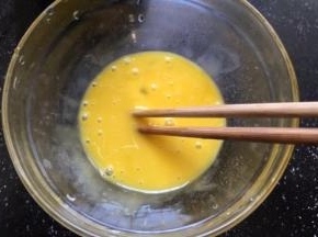 将蛋黄打散，可混入少许蛋清