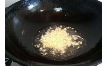 锅内倒入适量油   爆香大蒜末