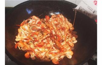 倒入料酒