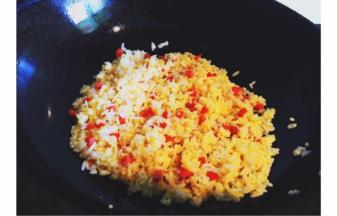 然后倒入米饭炒至粒粒分明