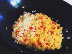 然后倒入米饭炒至粒粒分明