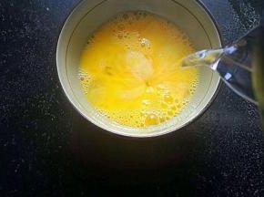 用刚煮开的沸水迅速冲入碗中搅拌均匀