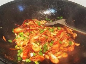 翻炒片刻撒上葱花即可