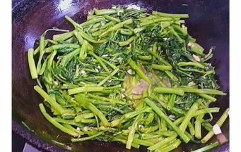 最后倒入菜叶炒瘪  加入盐和鸡精调味即可