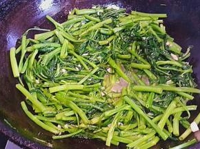 最后倒入菜叶炒瘪  加入盐和鸡精调味即可