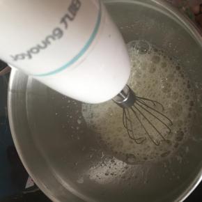 蛋白里滴入几滴白醋，搅打至起鱼眼泡