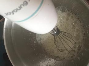 蛋白里滴入几滴白醋，搅打至起鱼眼泡