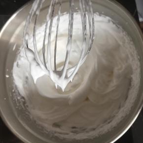 然后分三次加入细砂糖，直至打到硬性发泡的状态