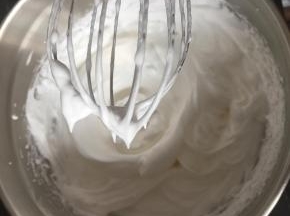 然后分三次加入细砂糖，直至打到硬性发泡的状态