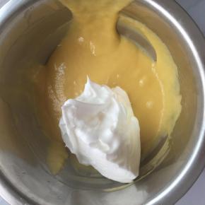 将1/3蛋白霜倒入蛋黄糊里混合