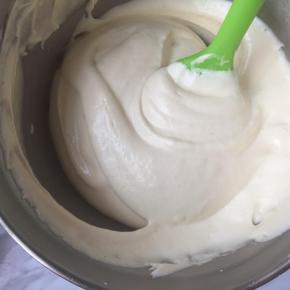 再将剩余的倒入用翻拌的手法搅拌均匀