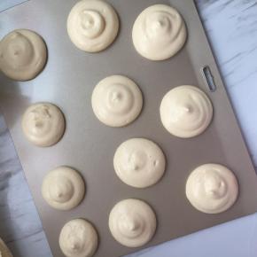 面糊拌匀后装入裱花袋里，在烤盘上挤成大约高2厘米的圆，大小随自己喜好，放入烤箱上火170度下火160度，中层烘烤15-18分钟