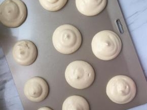 面糊拌匀后装入裱花袋里，在烤盘上挤成大约高2厘米的圆，大小随自己喜好，放入烤箱上火170度下火160度，中层烘烤15-18分钟