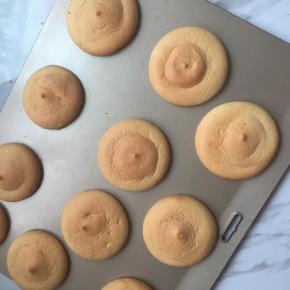 蛋糕烤至上色即可出炉