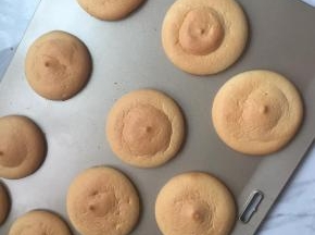 蛋糕烤至上色即可出炉