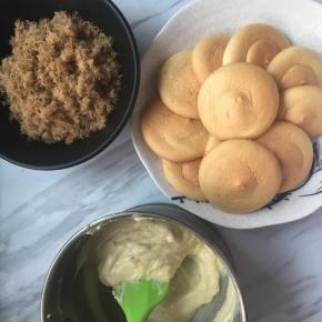 蛋糕稍微放凉后对半切开