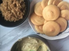 蛋糕稍微放凉后对半切开