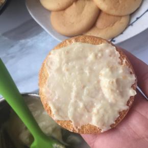 中间抹上自制的卡仕达酱，把两片蛋糕夹起来