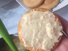 中间抹上自制的卡仕达酱，把两片蛋糕夹起来