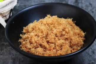 然后丢进肉松中，让其表面沾满肉松