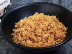 然后丢进肉松中，让其表面沾满肉松