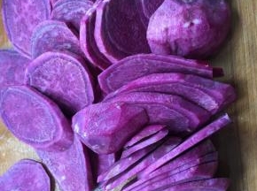 切片上锅蒸熟，蒸到筷子可以轻松戳入的程度就可以了