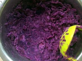 然后用工具捣碎成泥