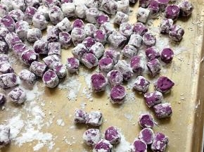 切成小块后撒适量木薯粉，将芋圆抖散开