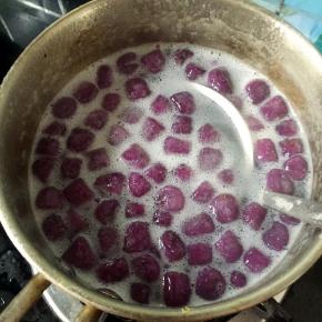 水烧开后，下芋圆煮3分钟，待漂浮水面再煮2分钟即可捞出过凉水就可以了