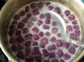 水烧开后，下芋圆煮3分钟，待漂浮水面再煮2分钟即可捞出过凉水就可以了