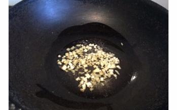 锅内倒入适量菜籽油，爆香姜末和蒜末