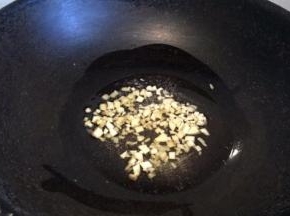 锅内倒入适量菜籽油，爆香姜末和蒜末