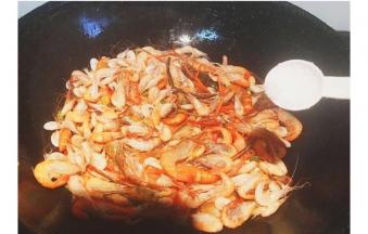 倒入河虾爆炒，加入一茶勺盐和酱油