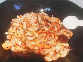 倒入河虾爆炒，加入一茶勺盐和酱油