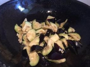 倒入茄子翻炒