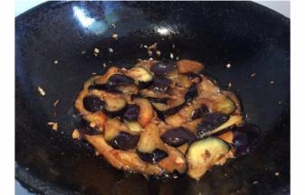 加入料酒  蚝油  酱油  白糖调味，炒至茄子变软