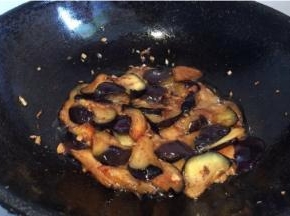 加入料酒  蚝油  酱油  白糖调味，炒至茄子变软