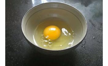 打一个鸡蛋在碗里