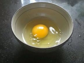 打一个鸡蛋在碗里