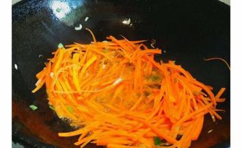 先倒入胡萝卜丝翻炒，释放胡萝卜素