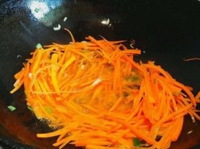 先倒入胡萝卜丝翻炒，释放胡萝卜素