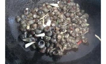 倒入螺蛳翻炒  加入料酒  盐  酱油