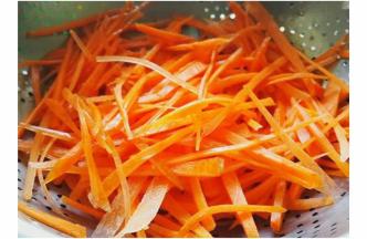 胡萝卜切细丝