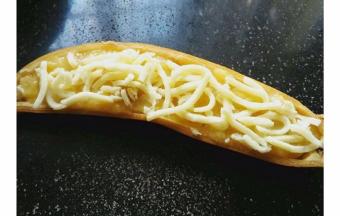 然后装回香蕉皮里，表面撒满马苏里拉奶酪。