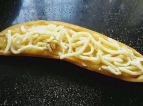 然后装回香蕉皮里，表面撒满马苏里拉奶酪。