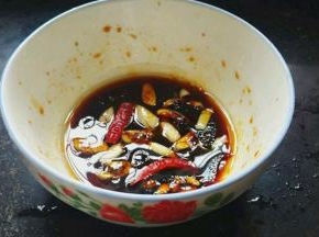 大蒜切片   放入一汤勺酱油  一茶勺白糖    一小勺香油   干辣椒调成汁