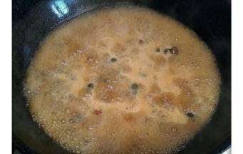 倒入没过螺蛳的热水  加入白糖 大火收汁即可