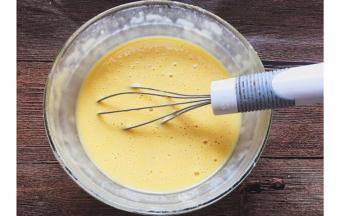 然后倒入过筛的低筋面粉，搅拌成偏浓稠的糊状