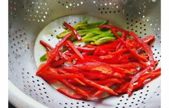 青红椒切细丝