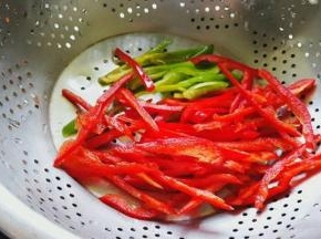 青红椒切细丝